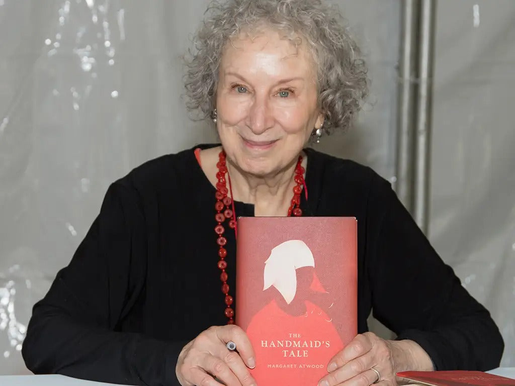 Margaret Atwood, The Handmaid’s Tale kitabıyla. Fotoğraf: Getty Images / Global News